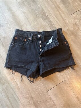 LEVI’S High-Rise Black Frayed Cut Off Denim Shorts Size 26